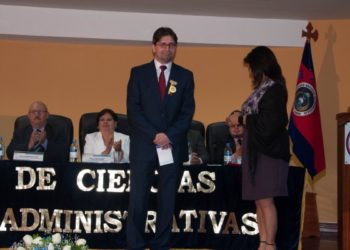 La UNACH entrega el galardón “Periodista del Futuro” al Director General de CIESPAL – Ecuavisión